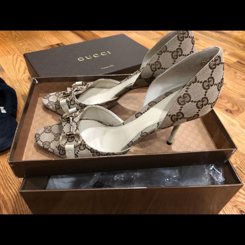 - Authentic classic Gucci peep-toe pumps